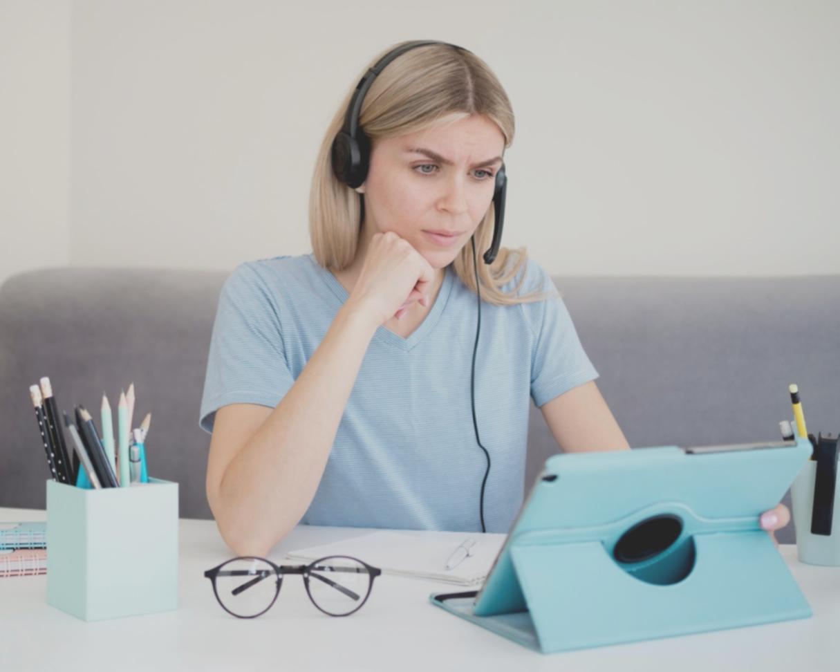 Planificación estratégica empresarial con documentos y herramientas de análisis